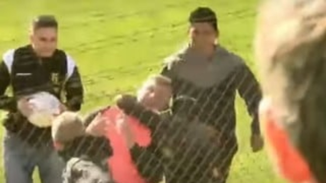 Entrenador del fútbol argentino fue “cogoteado” por rivales dentro de la cancha