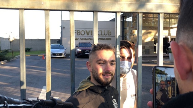 Lionel Messi llegó a Argentina firmando autógrafos