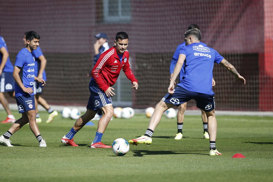 El último entrenamiento de la Roja antes de viajar a Lima para crucial duelo ante Perú