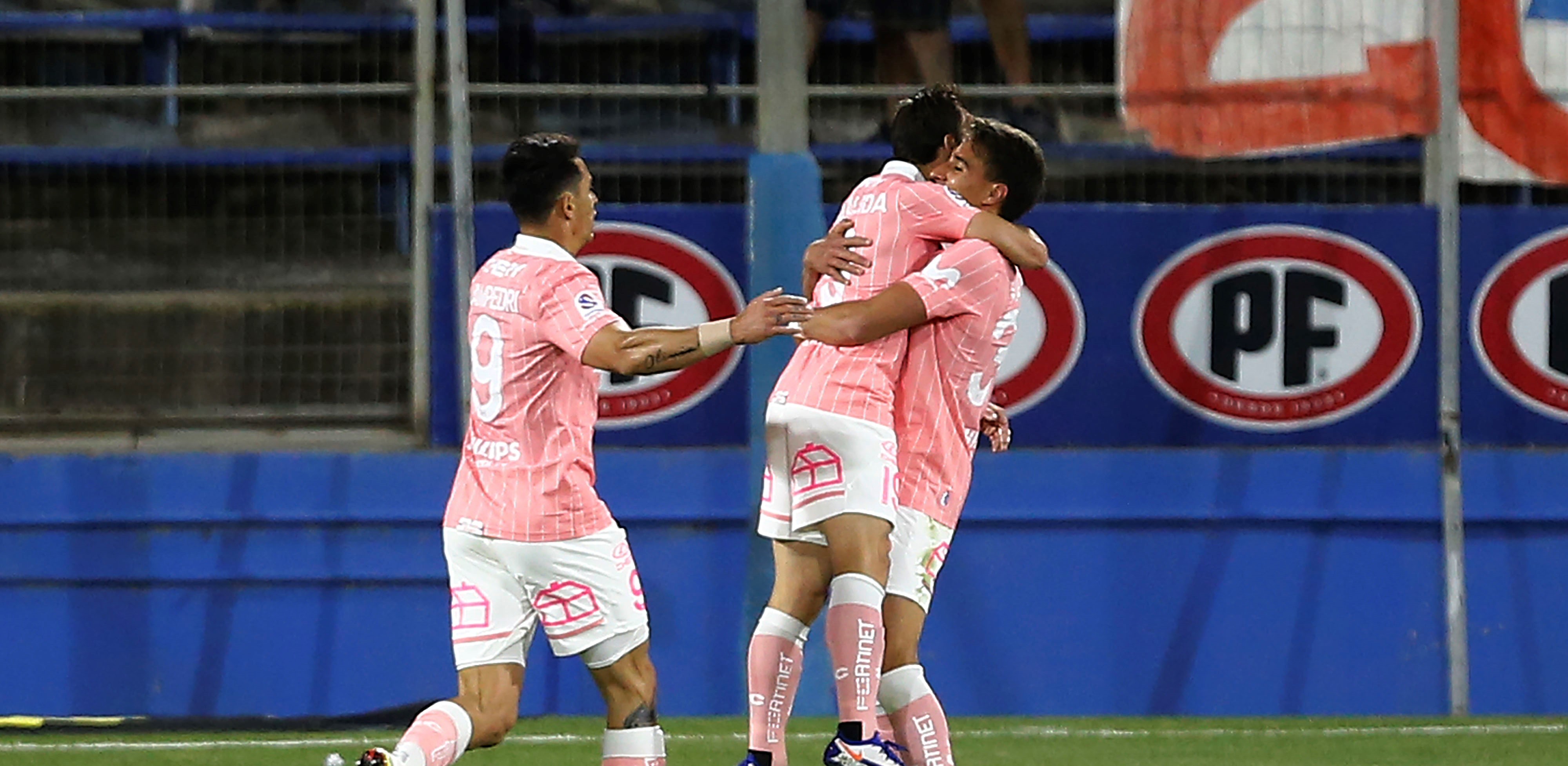 José Pedro Fuenzalida soltó un derechazo para abrir la cuenta de la UC ante Unión Española