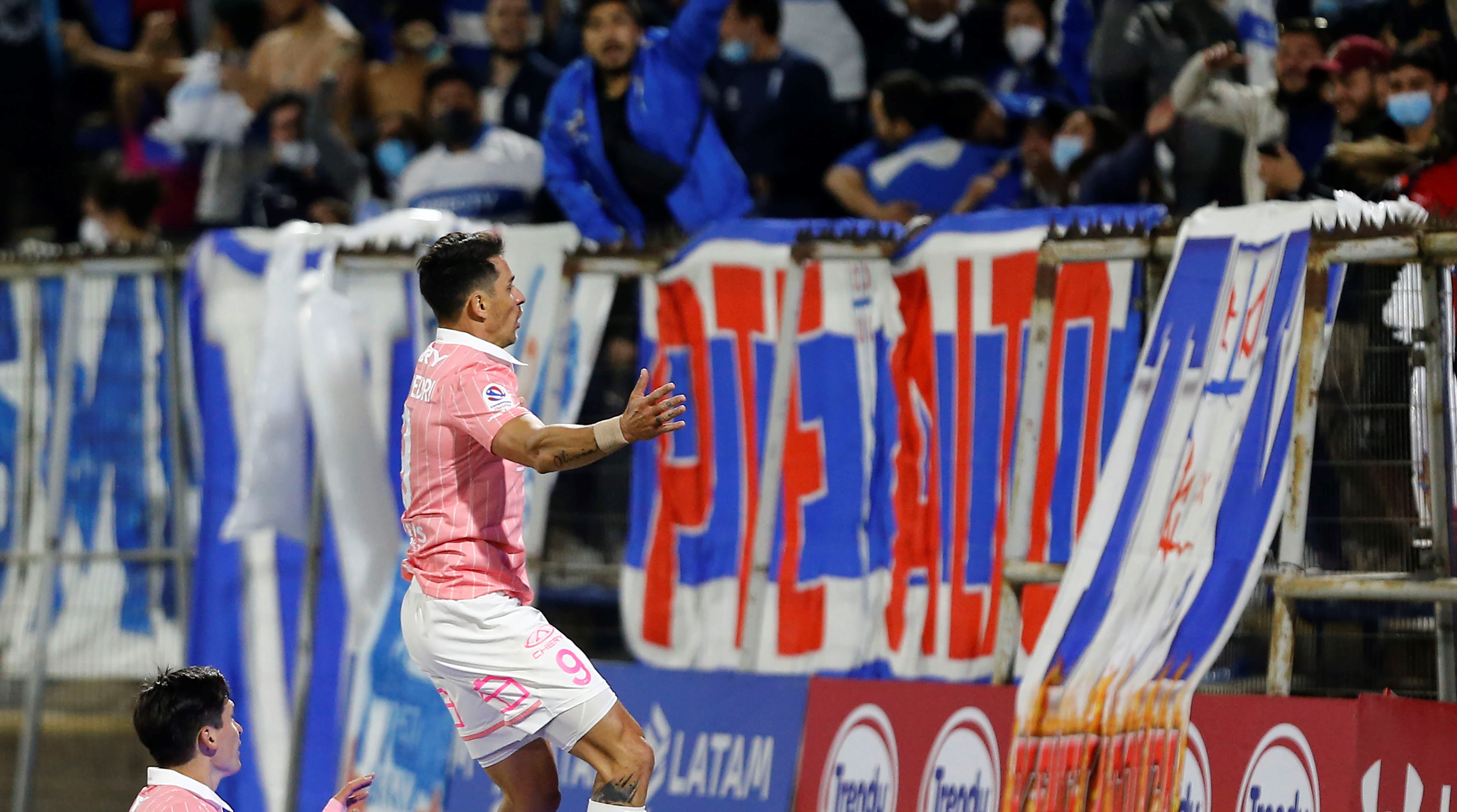 Zampedri se elevó y con potente cabezazo aumentó la ventaja de la UC ante Unión Española