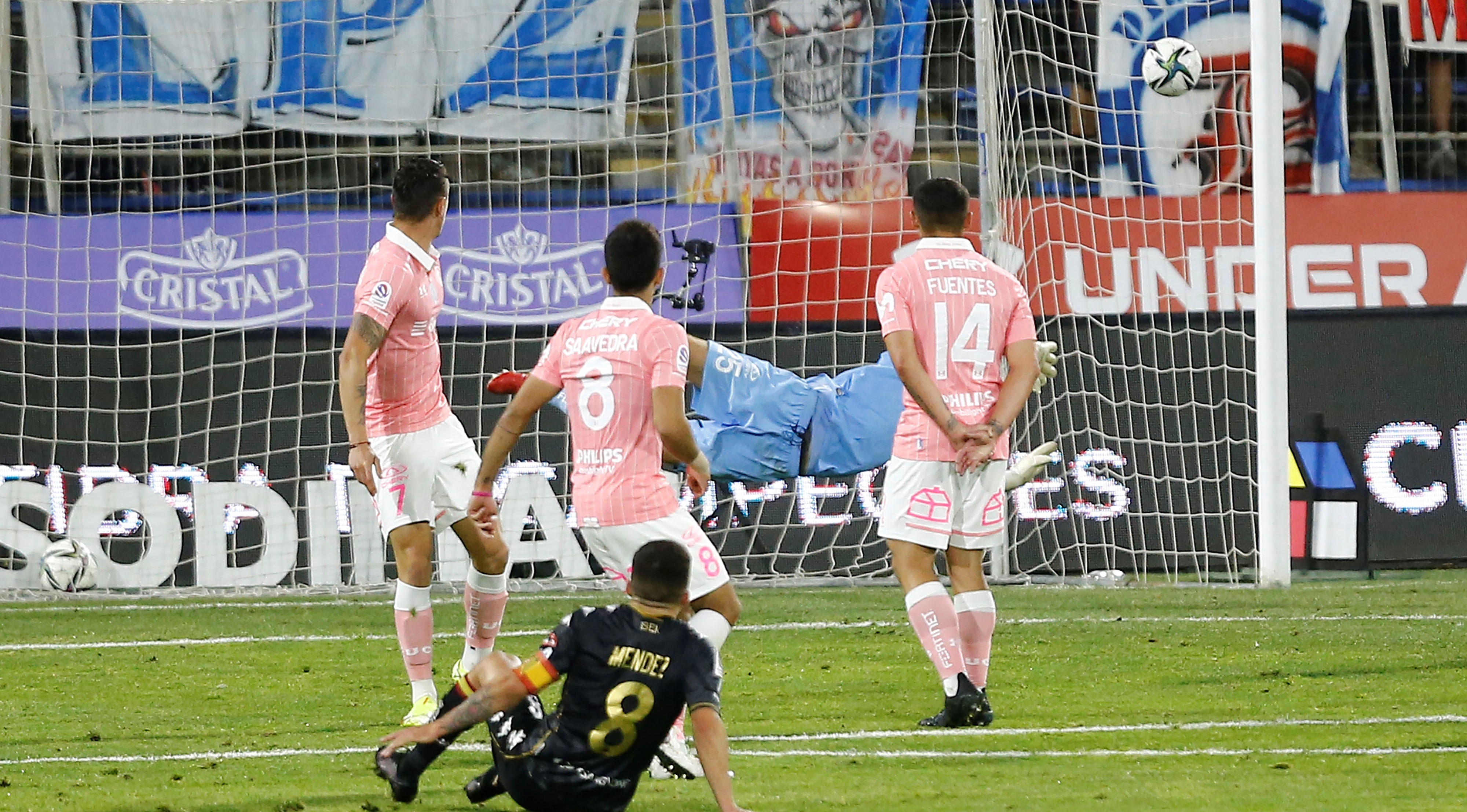 Unión Española descontó ante la UC en el final con un golazo de Víctor Méndez