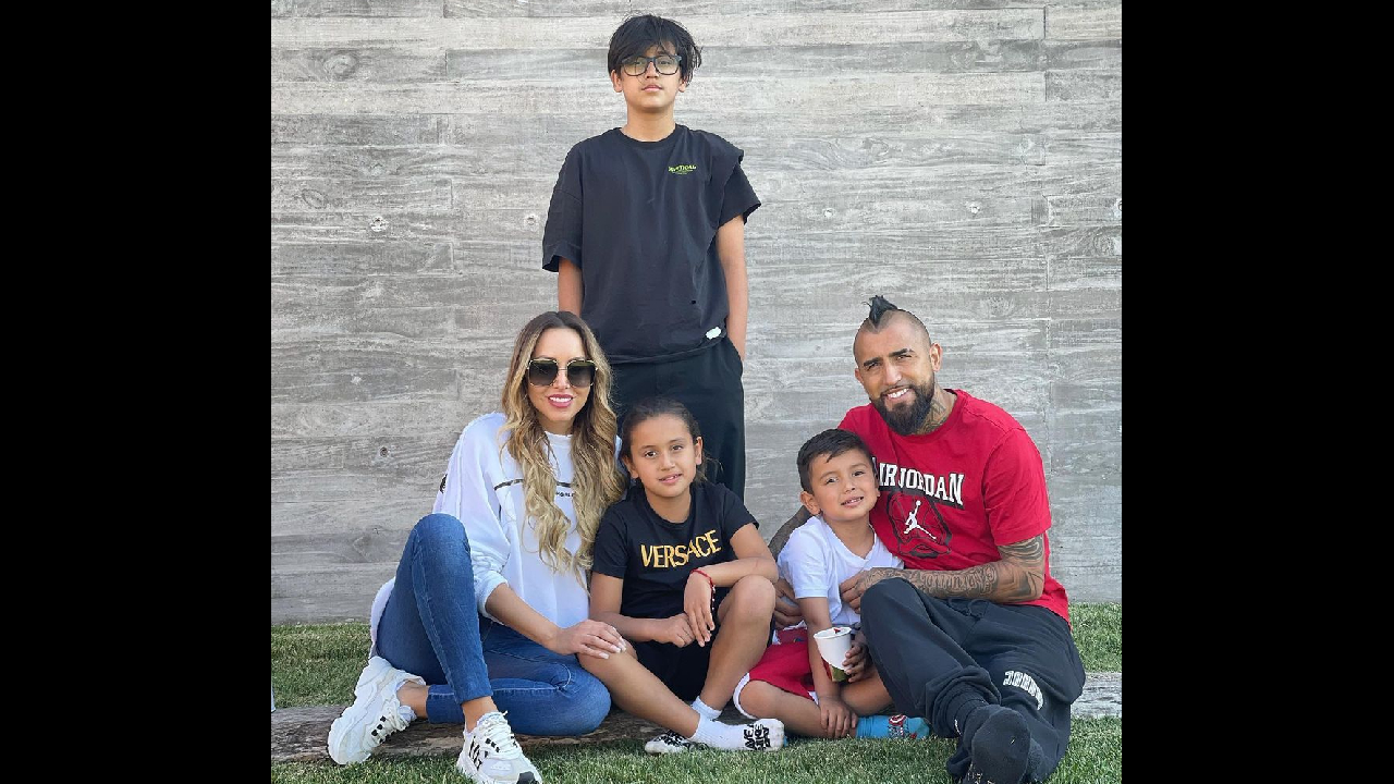Arturo Vidal disfrutó una tarde libre familiar junto a Marité Matus y sus hijos