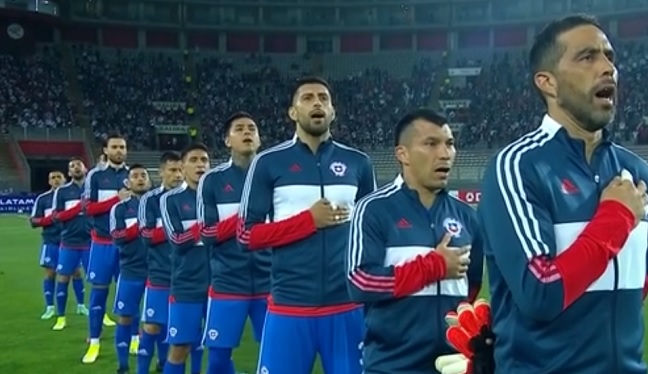 ¡Con pifias en Lima! Así se escuchó el himno de Chile previo al vital duelo ante Perú