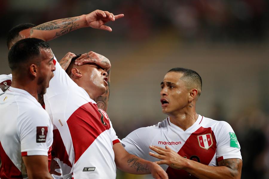 ¡Balde de agua fría! El gol de Christian Cueva que puso en ventaja a Perú ante Chile