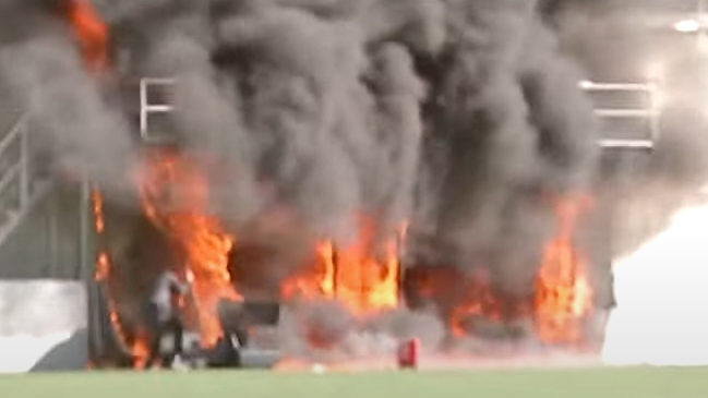 ¡Impresionante! Estadio se incendió en medio de un despacho para televisión