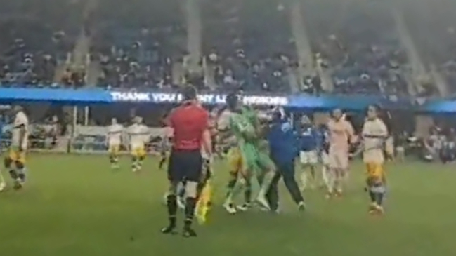 Un sujeto enmascarado detuvo un partido y golpeó a un jugador en plena cancha