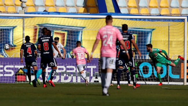 Christian Bravo apareció con un cabezazo y puso en ventaja a Everton sobre la U