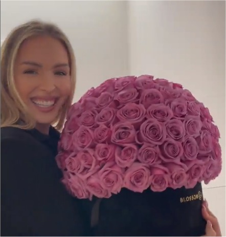 ¡Un romántico! Junior Fernandes regaló por quinto día seguido un gran ramo de rosas a su esposa