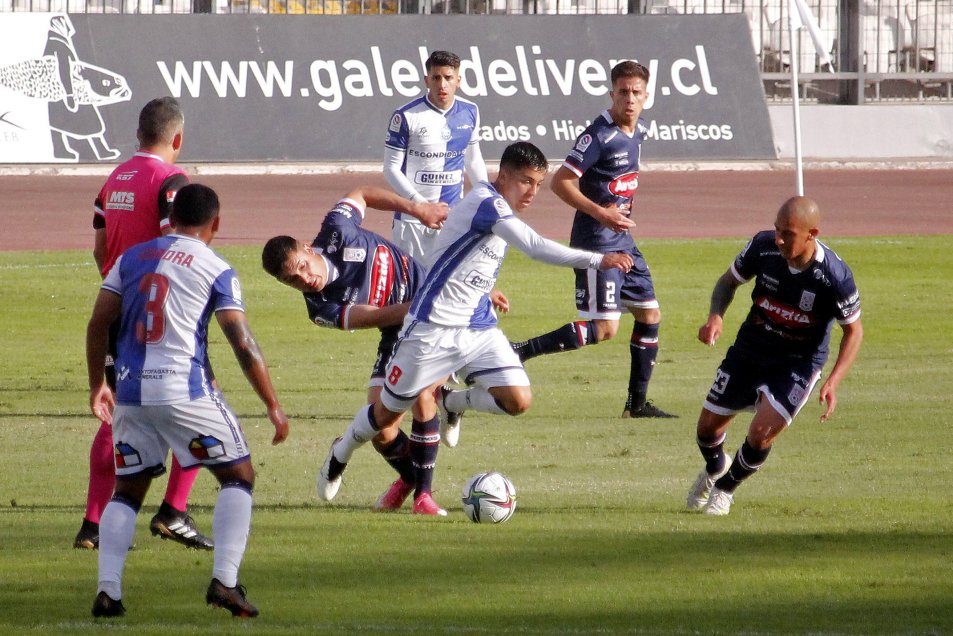 Tobías Figueroa guió a Antofagasta al triunfo sobre Melipilla que lo acercó a puestos internacionales
