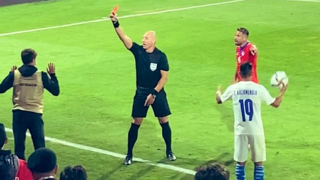 Néstor Pitana se llenó de críticas tras expulsar a un pasapelotas en el duelo de la Roja