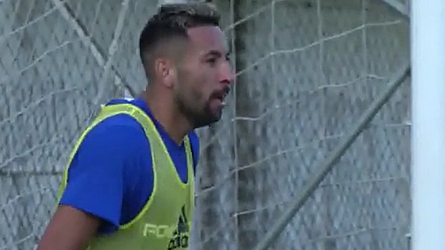 Mauricio Isla “se lució” como arquero en la práctica de la Roja