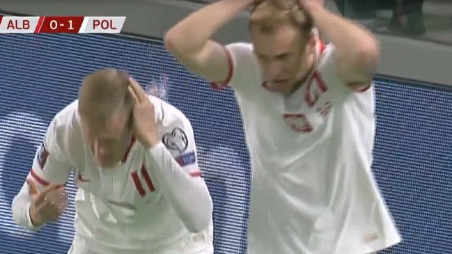 ¿Fue por provocación? El lanzamiento de objetos que obligó a interrumpir el duelo de Albania y Polonia