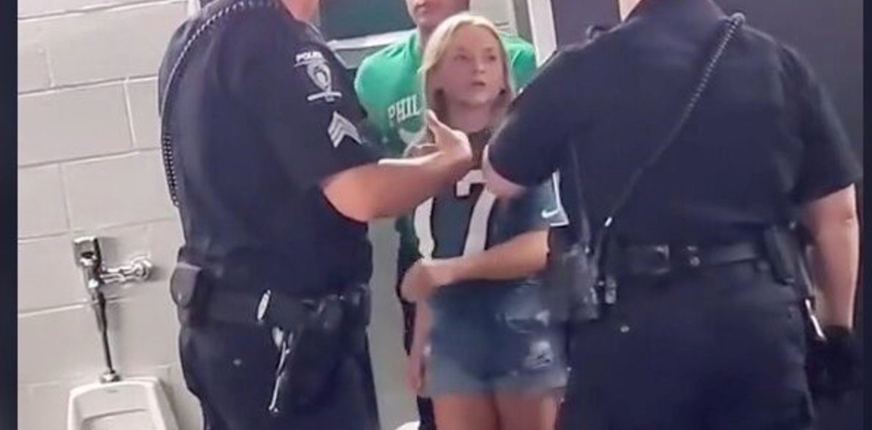 Pareja fue expulsada del estadio por tener sexo en el baño