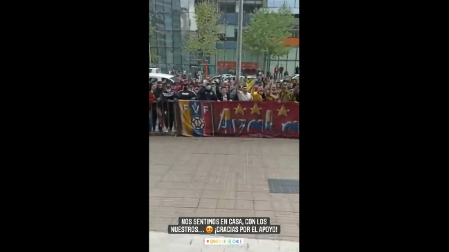 Hinchas venezolanos llegaron en masa a arengar a la Vinotinto en su hotel
