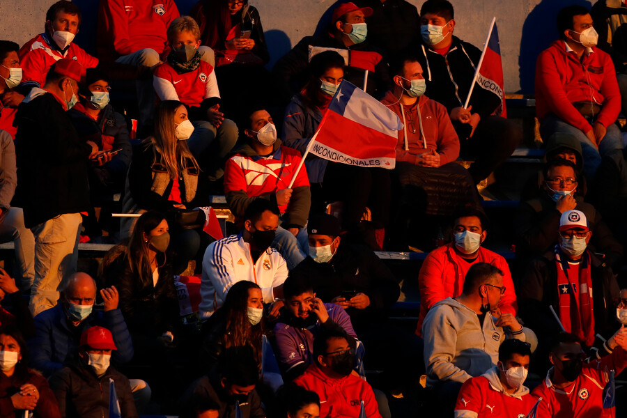 ¡A todo pulmón! El himno de Chile remeció San Carlos previo al duelo con Venezuela