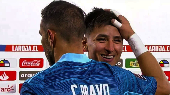Erick Pulgar se emocionó tras ser abrazado por Claudio Bravo tras la victoria ante Venezuela