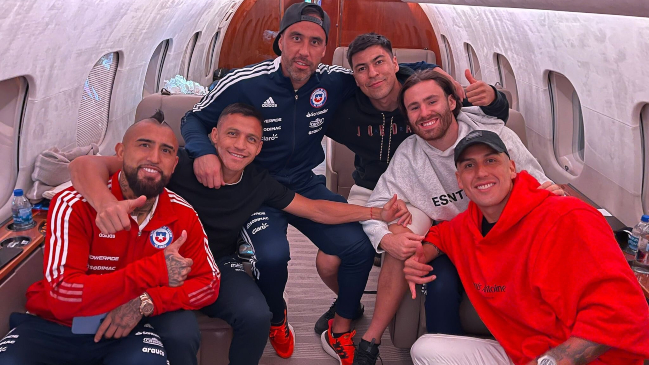 “A seguir conquistando Europa”: Figuras de La Roja comandaron viaje de regreso de seleccionados