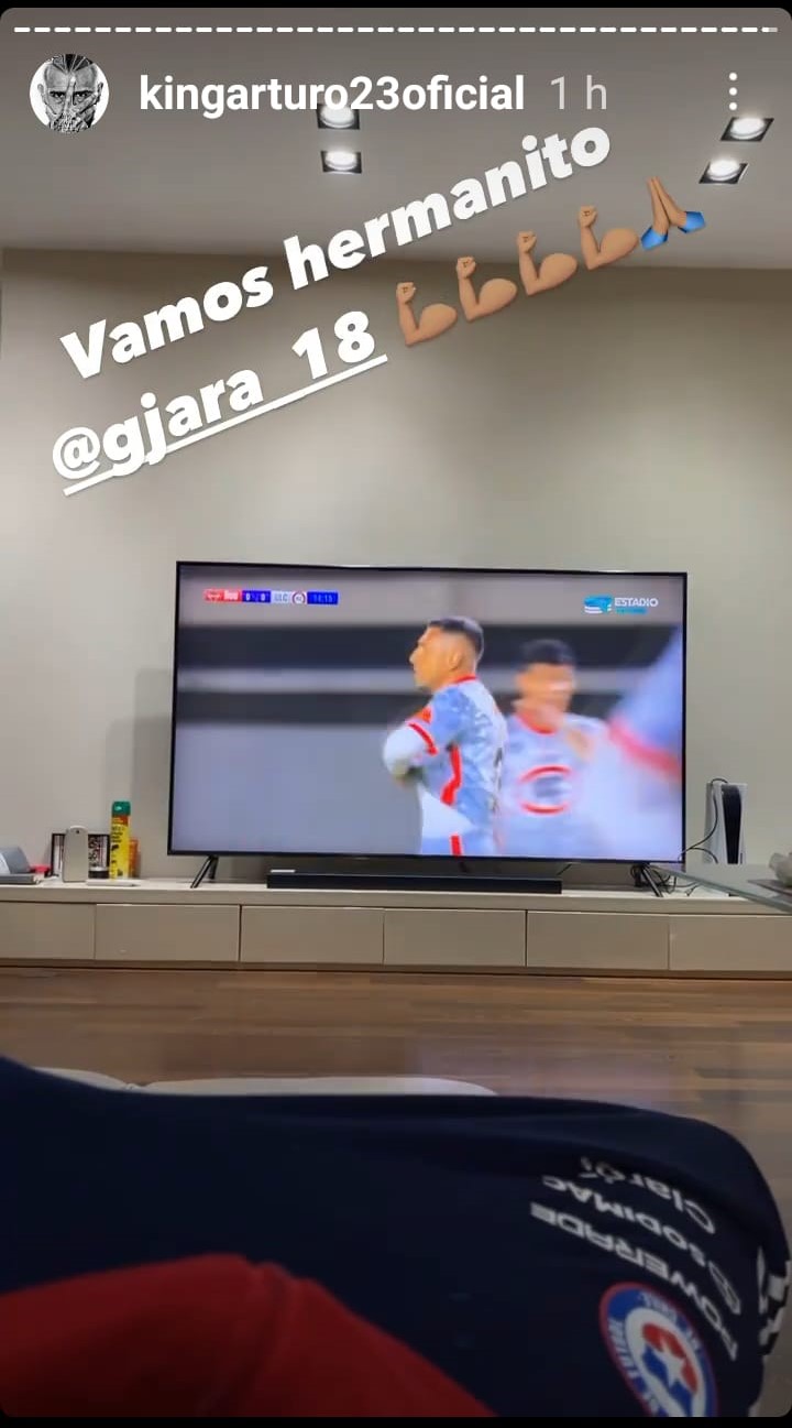 Arturo Vidal siguió atento el debut de su “hermanito” Gonzalo Jara en Unión La Calera