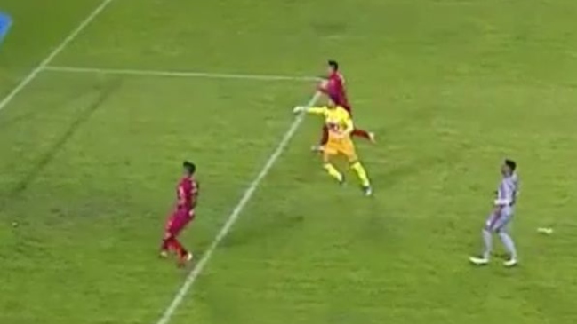 ¡Solo frente al arco! El increíble gol perdido por Nicolás Guerra en la caída de Ñublense