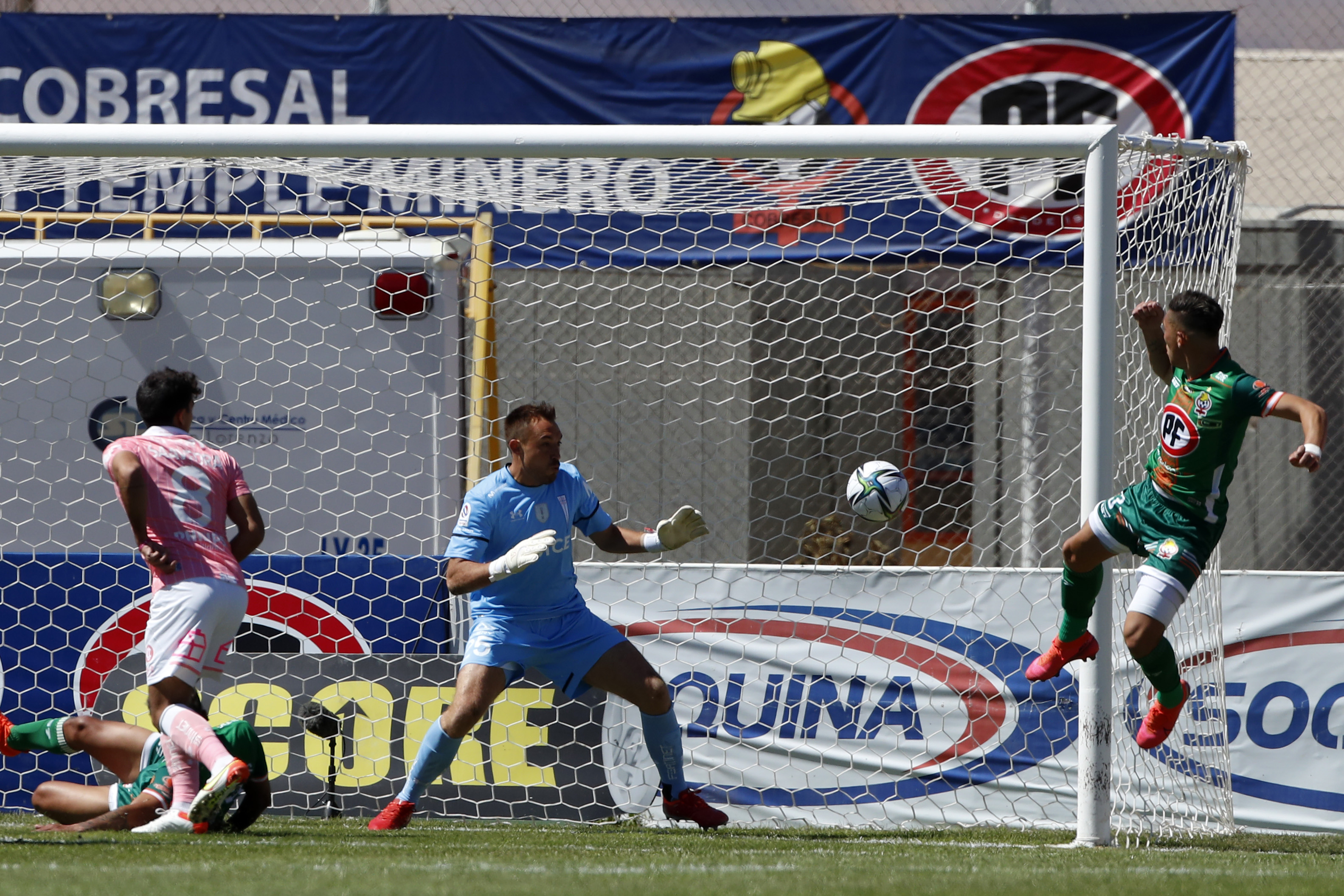 Cobresal se adelantó en el marcador ante la UC con gol de Mario Pardo