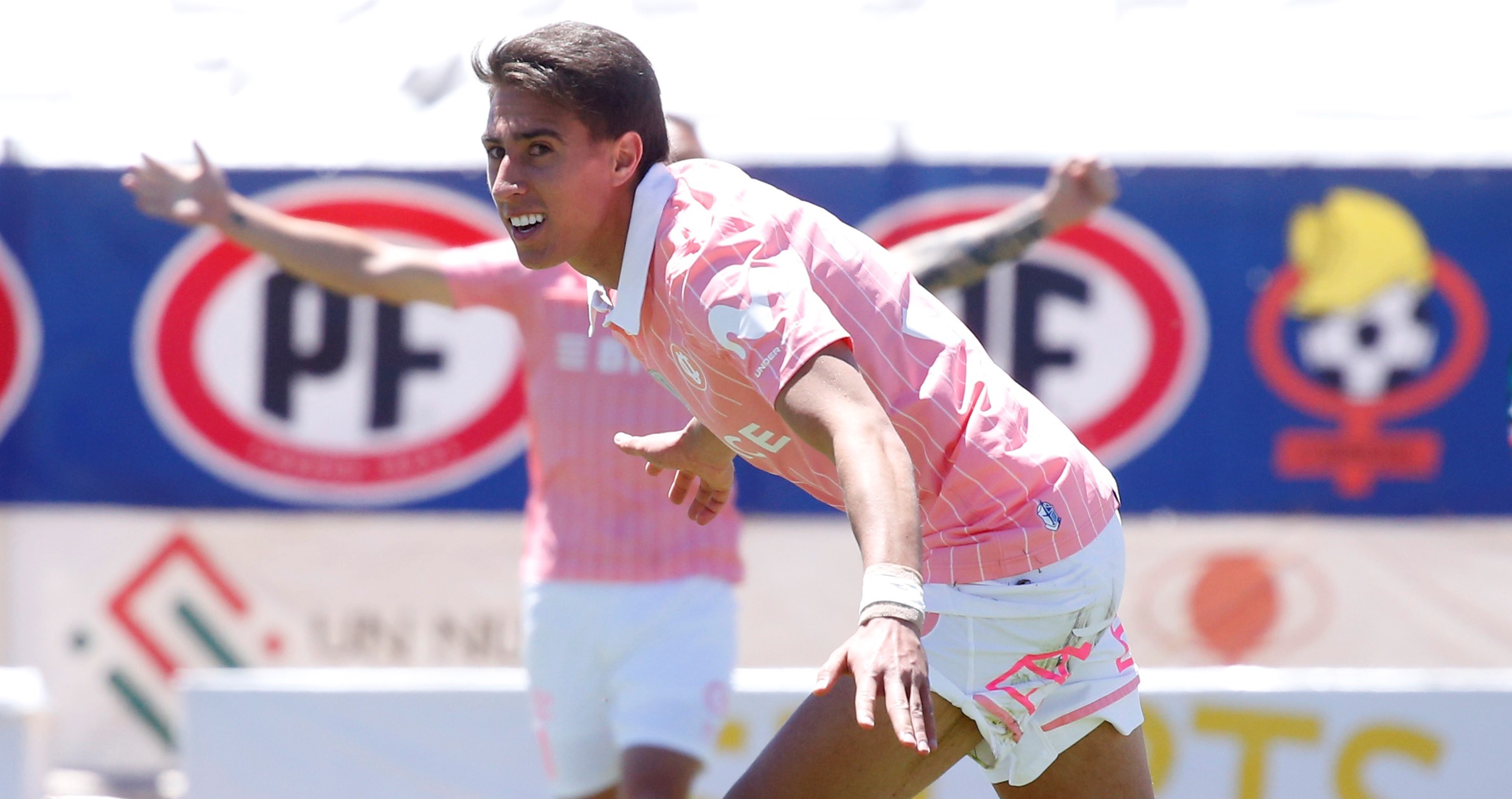 Diego Valencia redondeó el triunfo de la UC con el tercero ante Cobresal