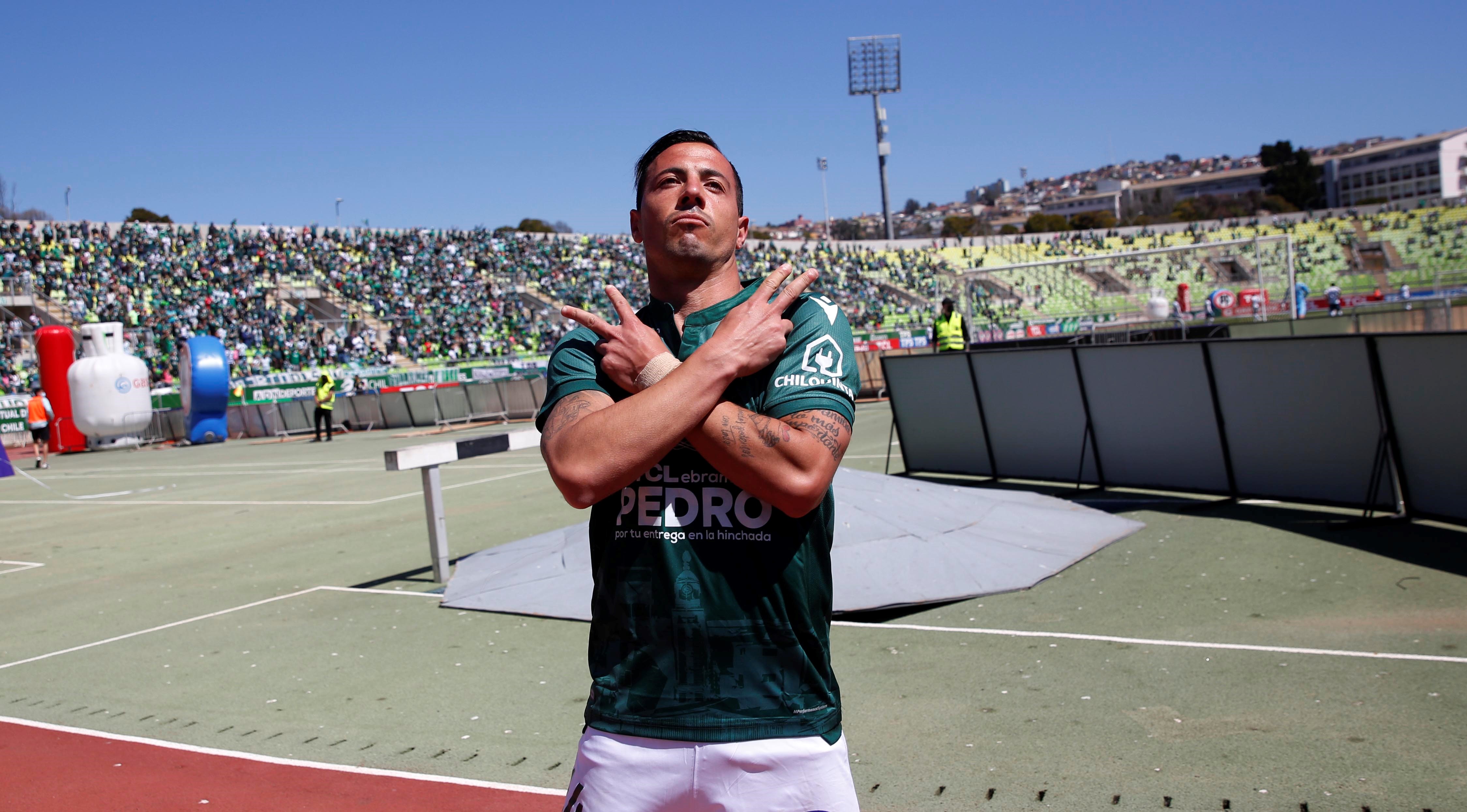 Sebastián Ubilla remató de primera para abrir la cuenta de Santiago Wanderers ante Everton