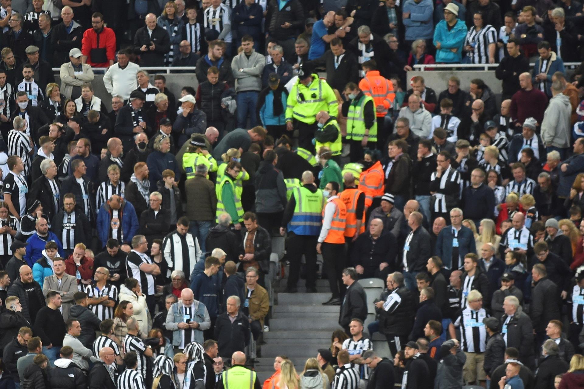 Emergencia médica en la tribuna generó conmoción en duelo entre Newcastle y Tottenham