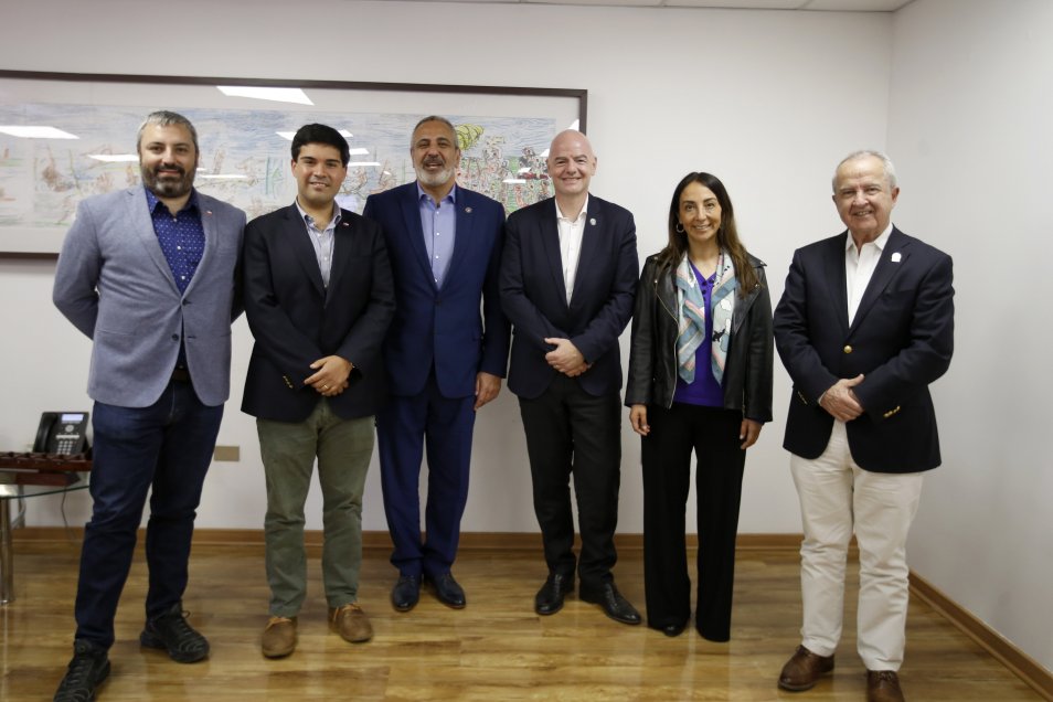 El presidente de la FIFA se reunió con autoridades del deporte chileno