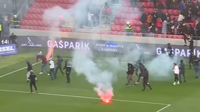 Hinchas protagonizaron escandalosa “guerra de bengalas” que derivó en batalla campal