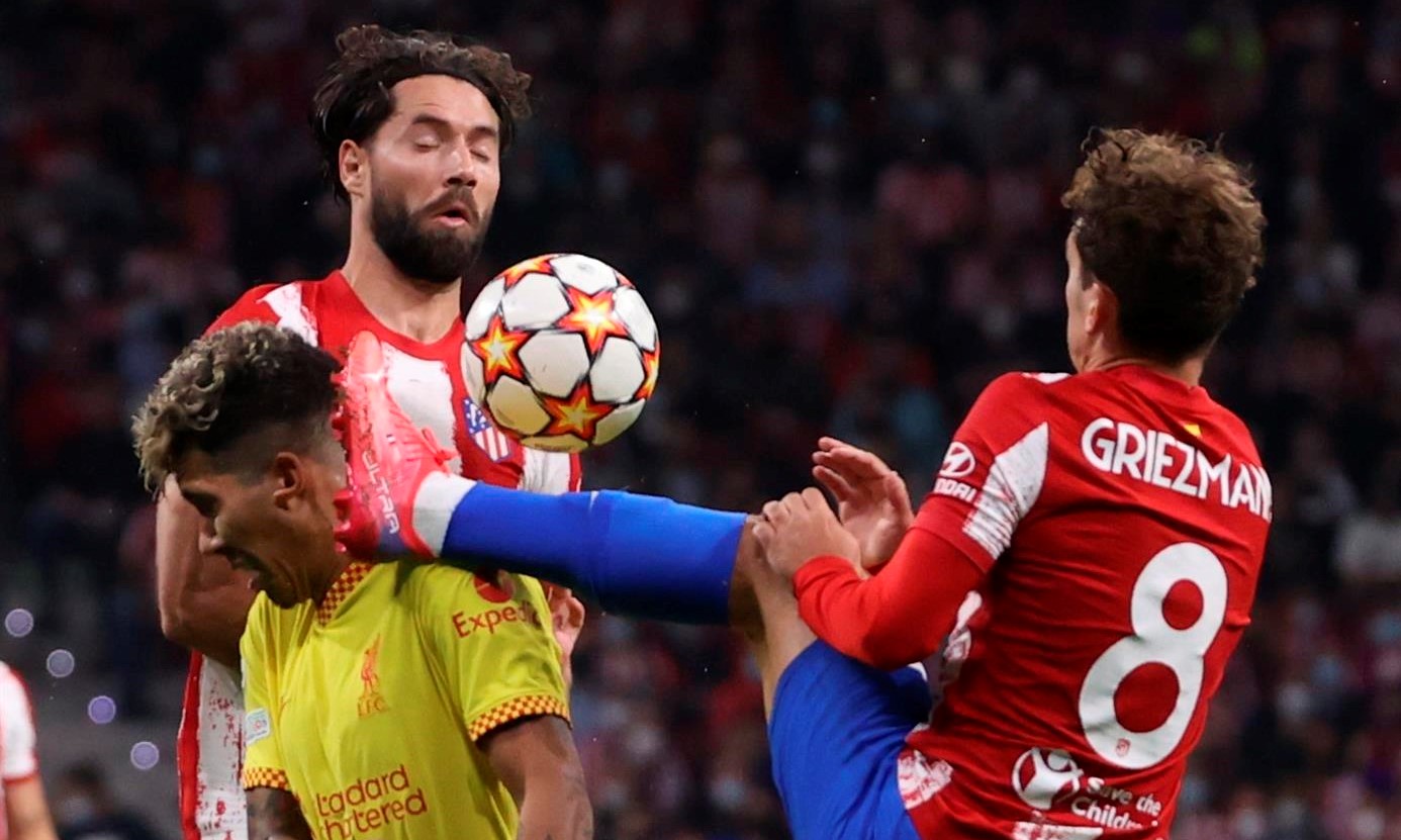 La peligrosa patada de Antoine Griezmann en la cara de Roberto Firmino en la Champions