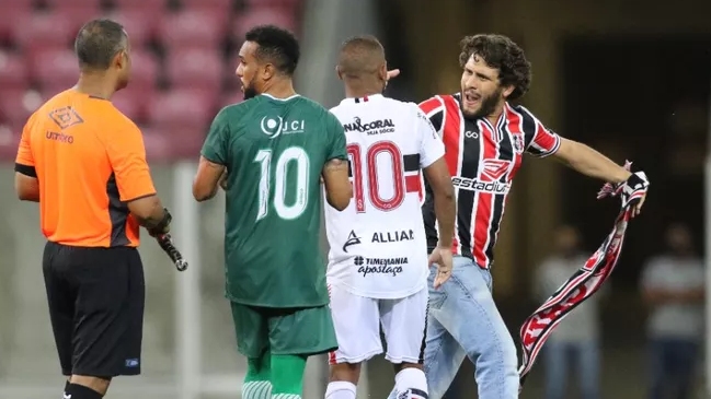 Hinchas invadieron la cancha para agredir jugadores tras eliminación del equipo en una copa