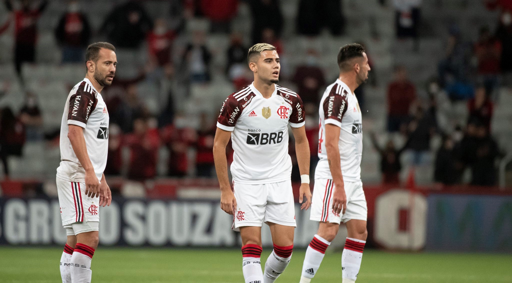 Flamengo de Mauricio Isla logró agónica igualdad ante Atlético Paranense en semifinales de la Copa de Brasil