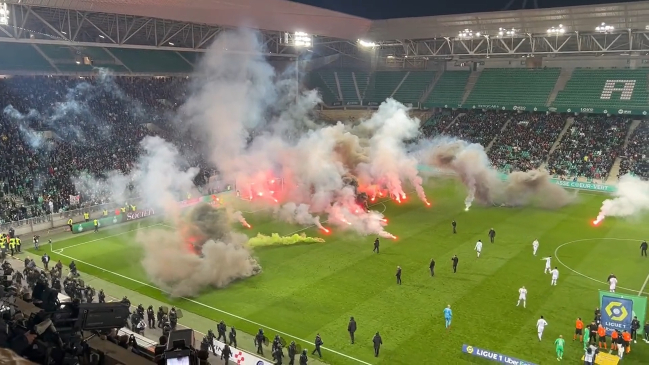 Hinchas llenaron la cancha de bengalas y retrasaron el inicio de un partido