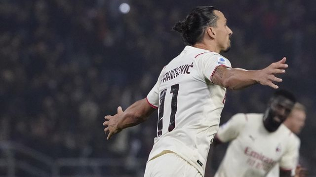 Zlatan vivió duelo especial con Medel: Le regaló la camiseta y anotó el primer autogol de su carrera