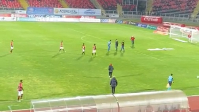 Hinchas de Rangers invadieron la cancha en duelo con Coquimbo y encararon a portero Deschamps
