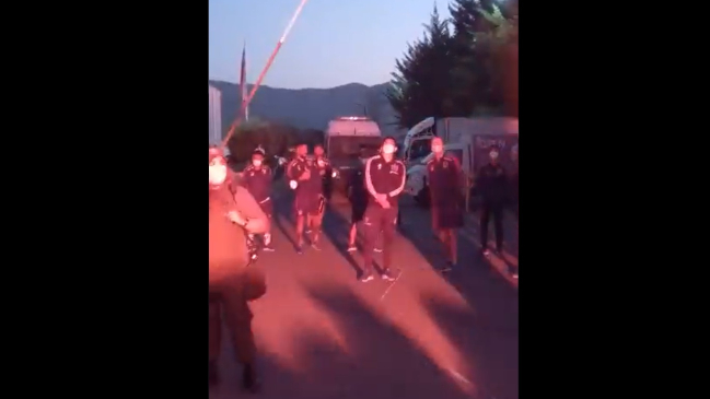 Hinchas de la U realizaron “hotelazo” en Quillota y plantel los saludó