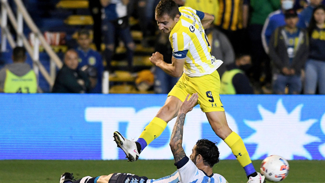 Eugenio Mena volvió a ser titular en la derrota de Racing ante Rosario Central en la liga argentina