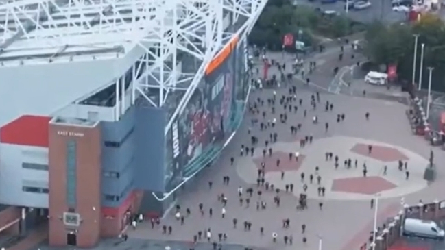 Hinchas de Manchester United abandonaron Old Trafford varios minutos antes del final de la caída con Liverpool