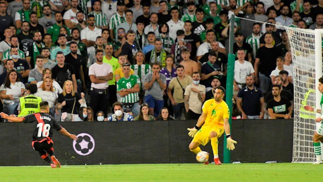 Claudio Bravo atajó en triunfazo de Betis sobre Rayo Vallecano