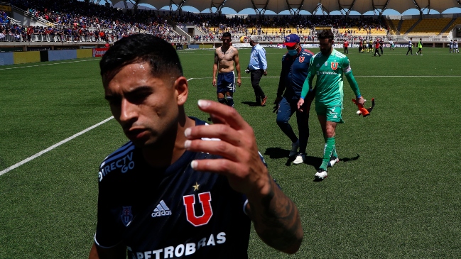 Barristas invadieron la cancha del “Lucio Fariña” y “apretaron” a los jugadores de la U