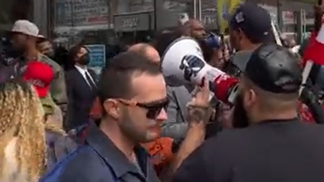 Antivacunas intentaron irrumpir en un estadio en apoyo de Kyrie Irving