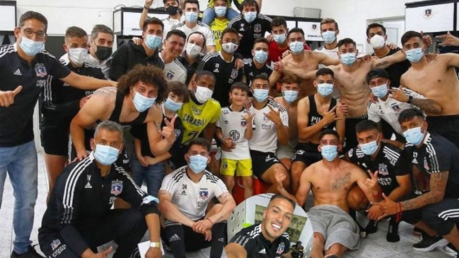 Parraguez se “sumó” a la fotografía de Colo Colo en el camarín pese a estar en control antidoping
