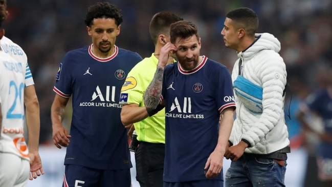 Fanático interrumpió un ataque de Lionel Messi en clásico de PSG y Olympique de Marsella
