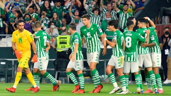 Medio español destacó el “compromiso” de Claudio Bravo en celebración de Real Betis