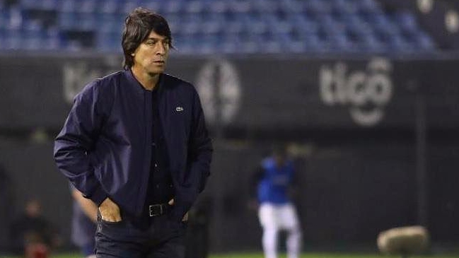 DT de Marcelo Díaz cargó contra un árbitro: A los 52 años tengo menos panza que él