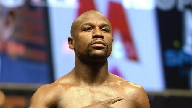 Floyd Mayweather le negó una foto a fanático que tenía las uñas pintadas