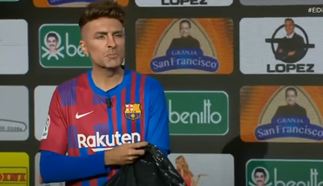 La desopilante imitación de cómico español a ‘Llorar’ Piqué tras la caída en el clásico