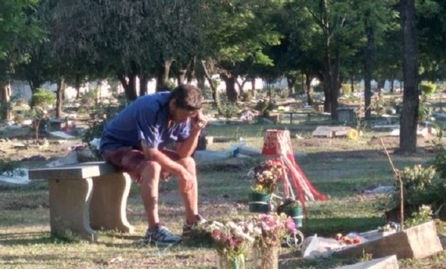 Estremecedora historia: Padre escucha los partidos de San Martín de Tucumán en la tumba de su hijo