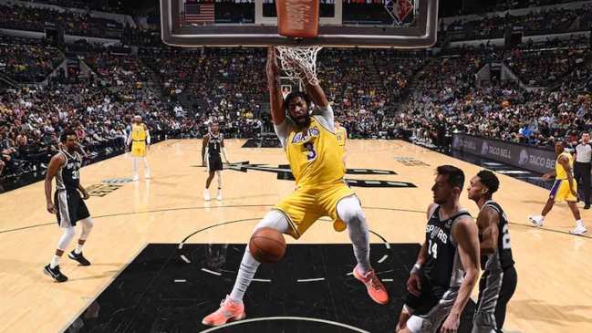 Anthony Davis lideró esforzado triunfo de los Lakers ante San Antonio